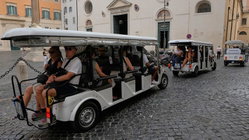 Major city eyes crackdown on golf cart tours as furious locals push back Brisbane Private Schools