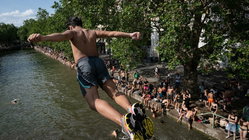 Popular city bans public alcohol amid heat wave as people take risks to cool down Brisbane Private Schools