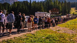 Thousands swarm stunning mountain escape as selfie tourism backlash erupts online Brisbane Private Schools